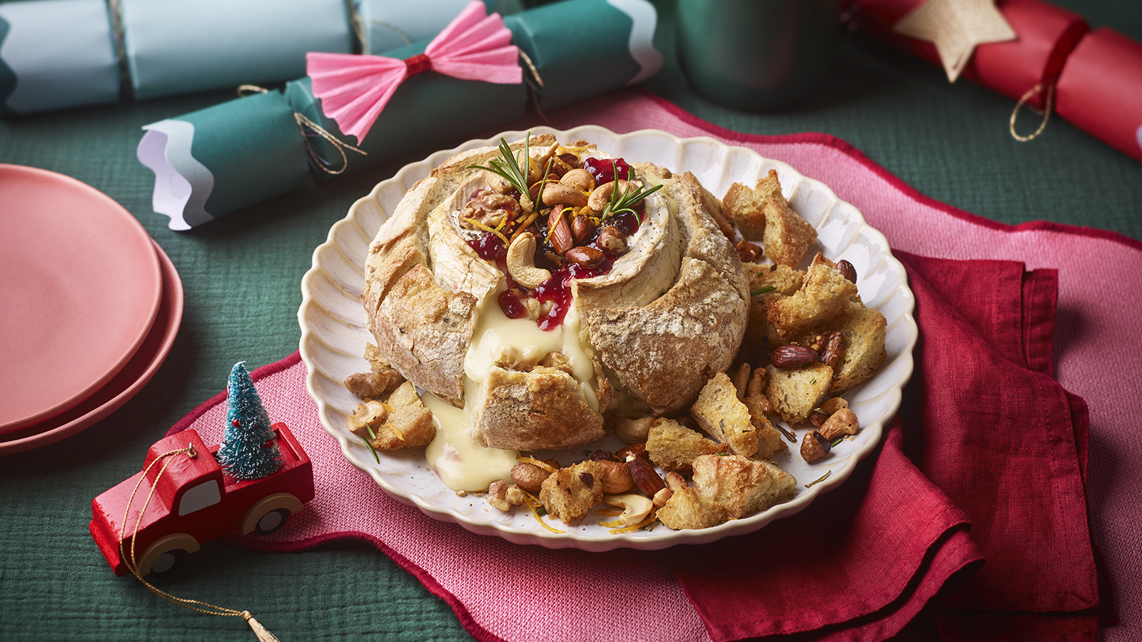 Christmas baked camembert in sourdough-image