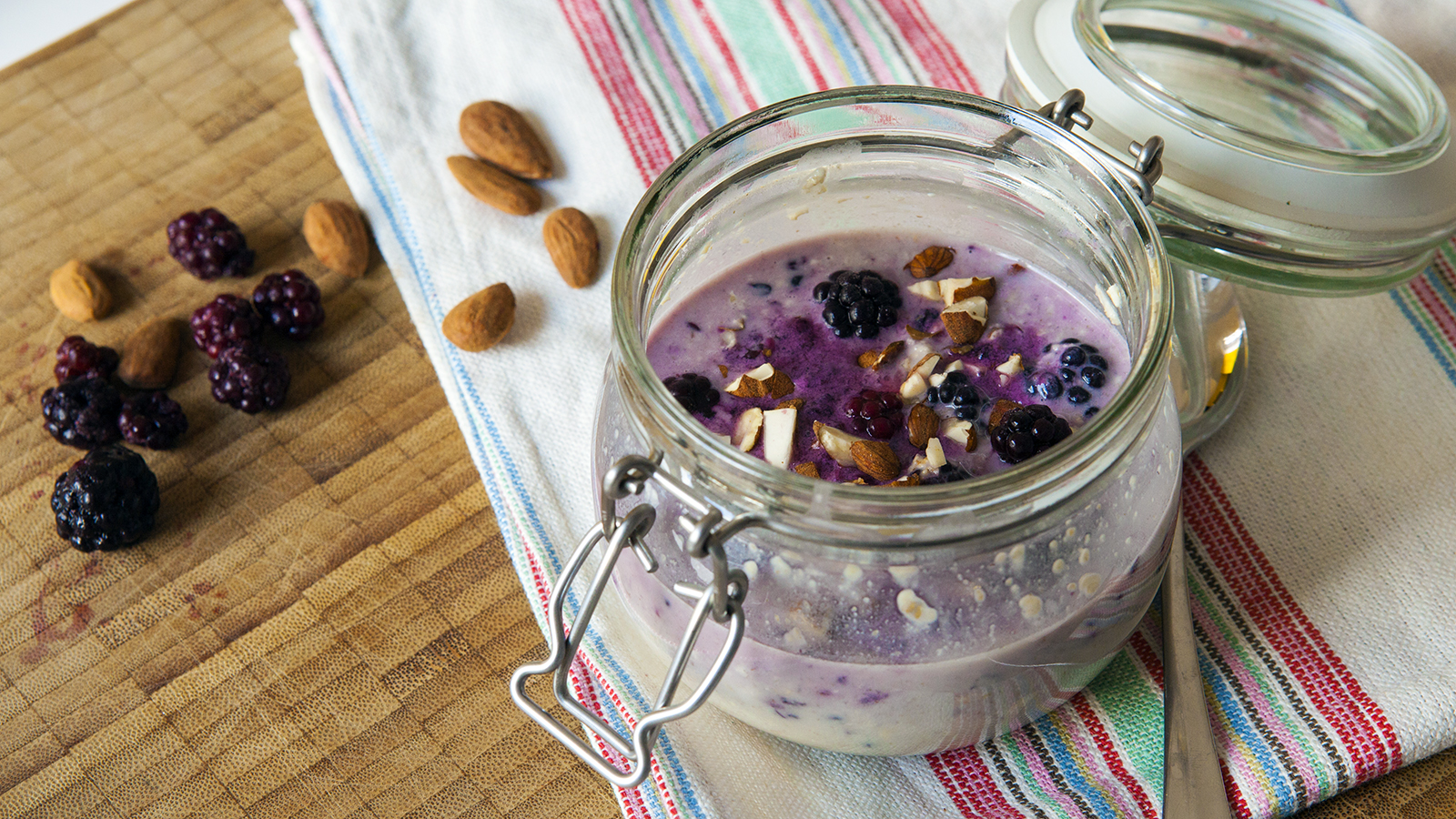 Blackberry crumble overnight oats-image