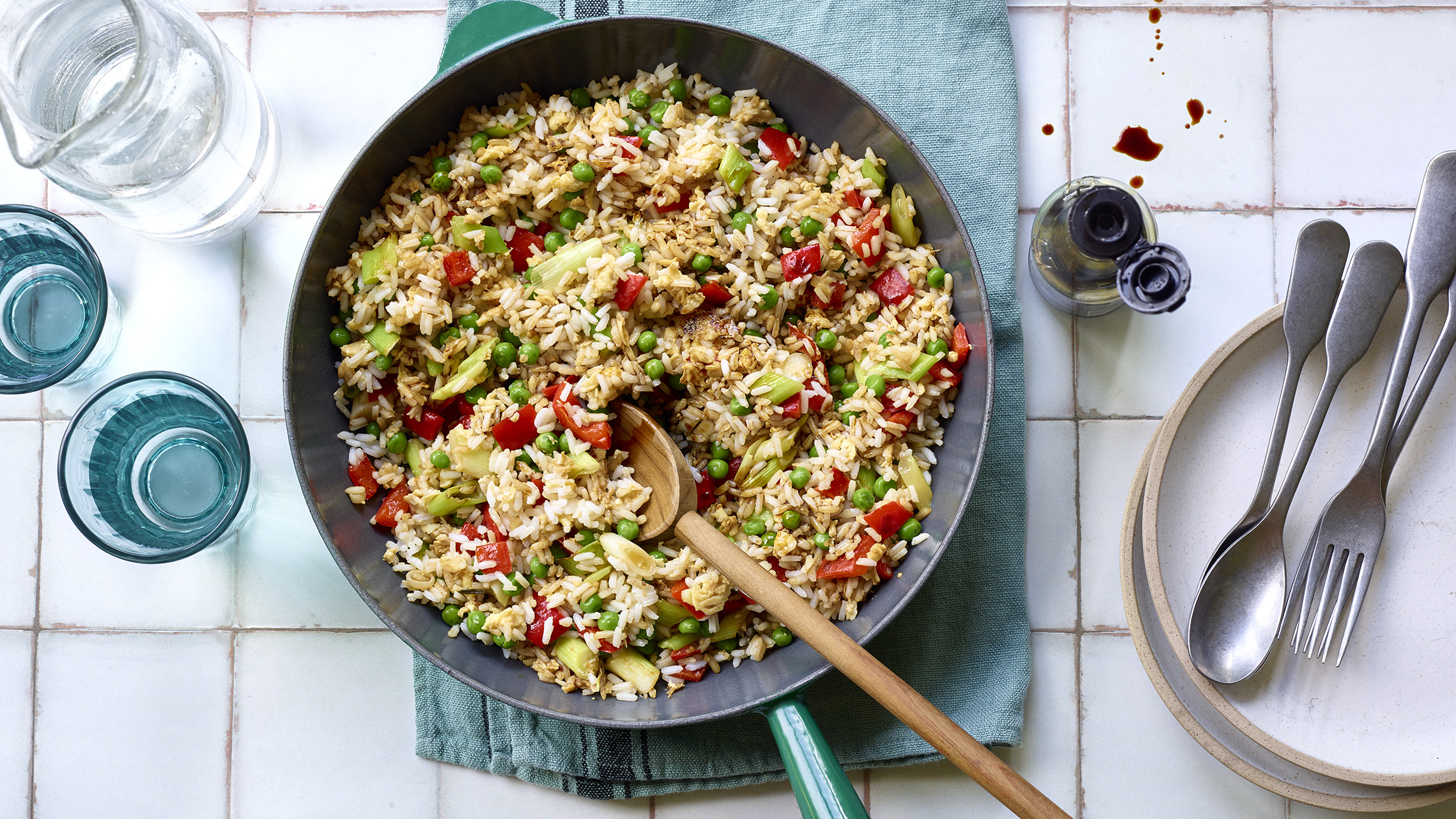 https://food-images.files.bbci.co.uk/food/recipes/budget_egg-fried_rice_93358_16x9.jpg