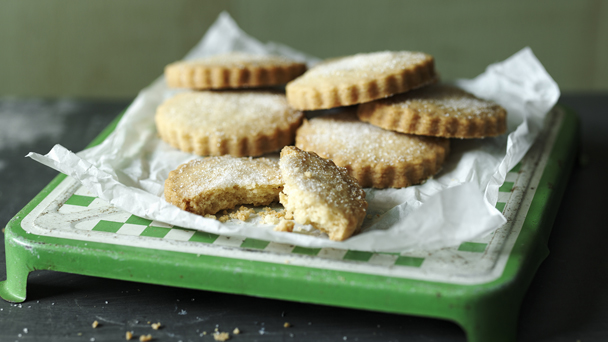 https://food-images.files.bbci.co.uk/food/recipes/butter_shortbread_74896_16x9.jpg