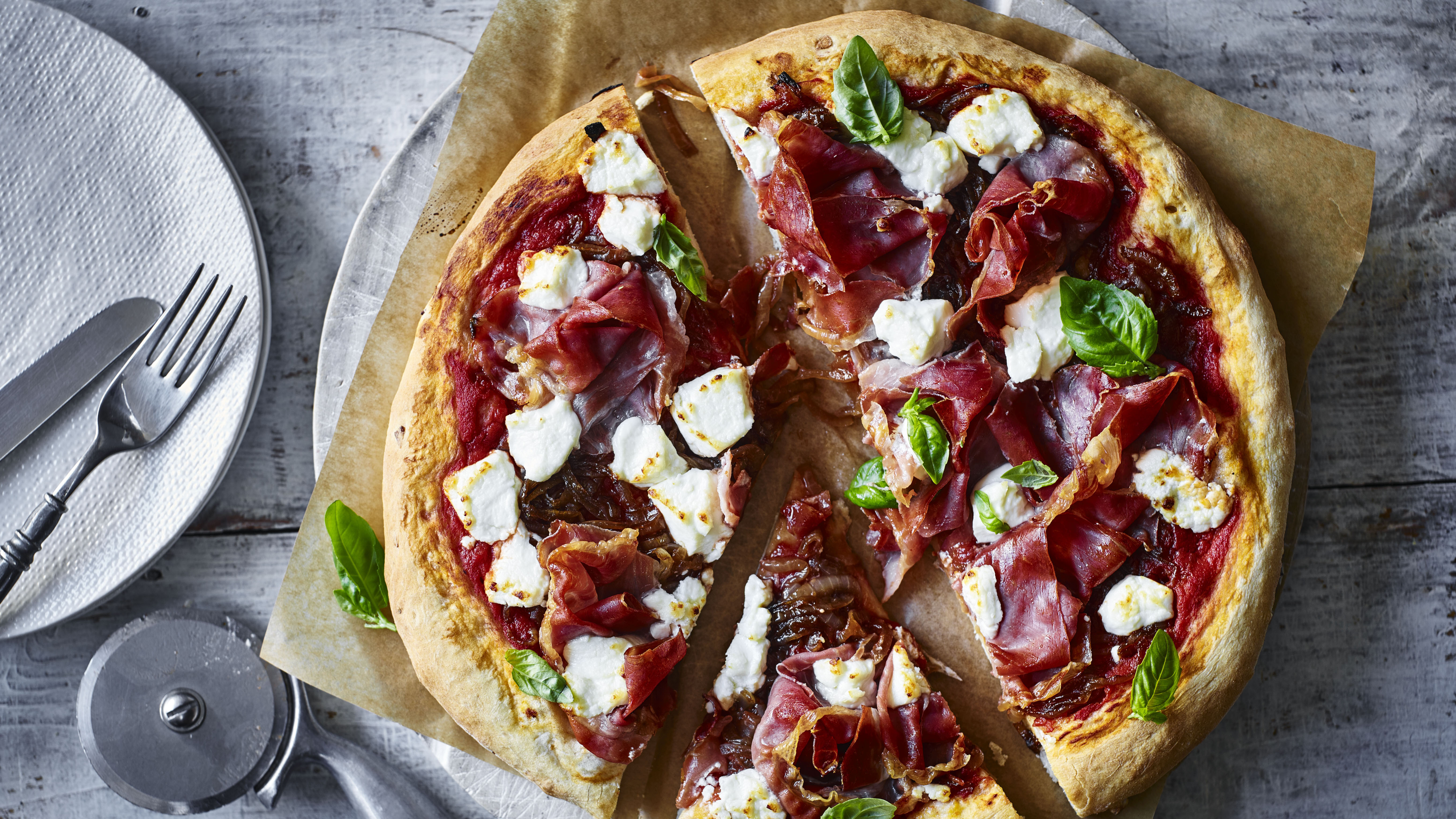 Pizza with Parma Ham and Artichokes