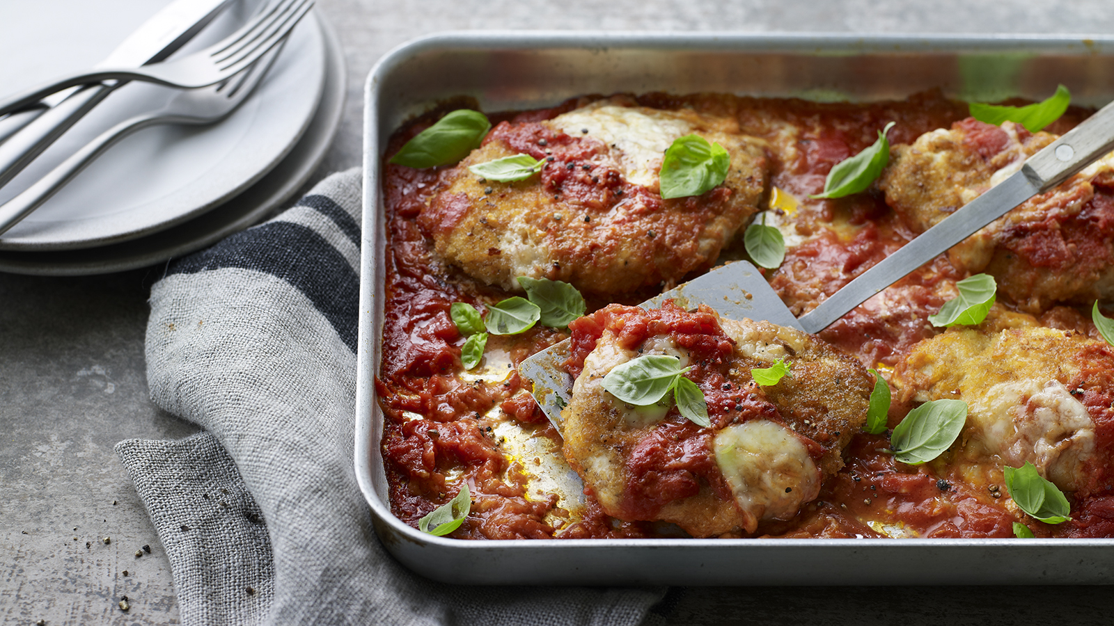 https://food-images.files.bbci.co.uk/food/recipes/chicken_parmigiana_40336_16x9.jpg