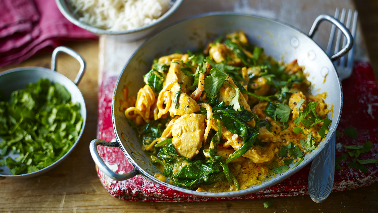 https://food-images.files.bbci.co.uk/food/recipes/chickenandspinachbal_86977_16x9.jpg