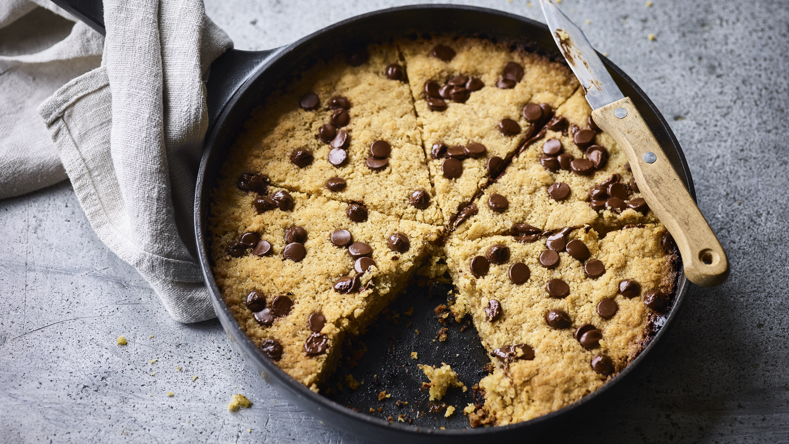 https://food-images.files.bbci.co.uk/food/recipes/choc_chip_pan_cookie_45509_16x9.jpg