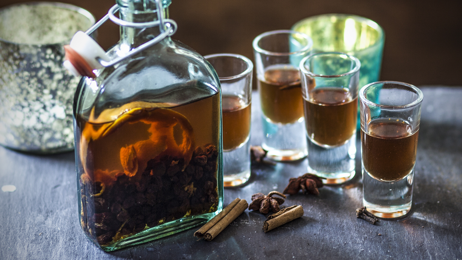 https://food-images.files.bbci.co.uk/food/recipes/christmas_pudding_vodka_45343_16x9.jpg