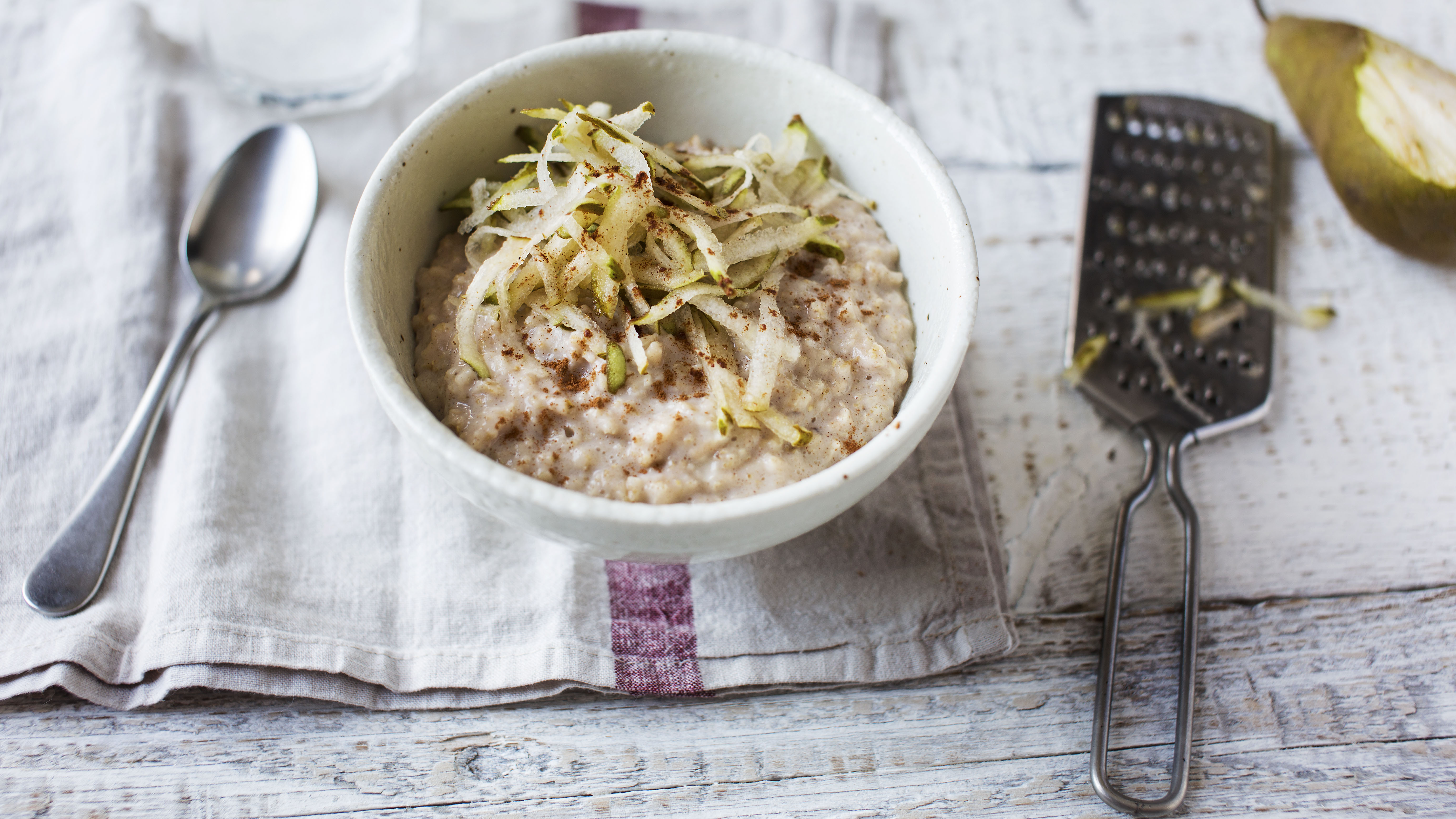 Cinnamon porridge with grated pear-image