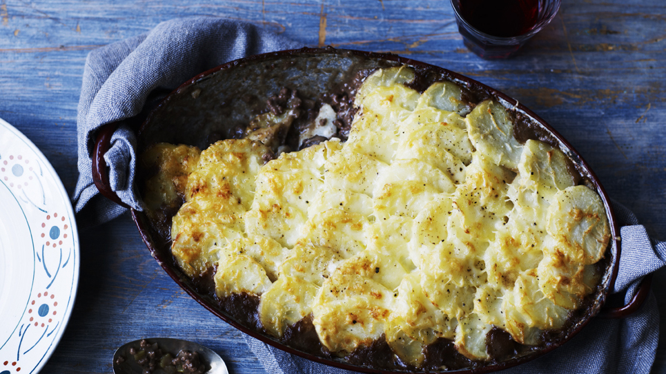 https://food-images.files.bbci.co.uk/food/recipes/cottage_pie_with_31714_16x9.jpg