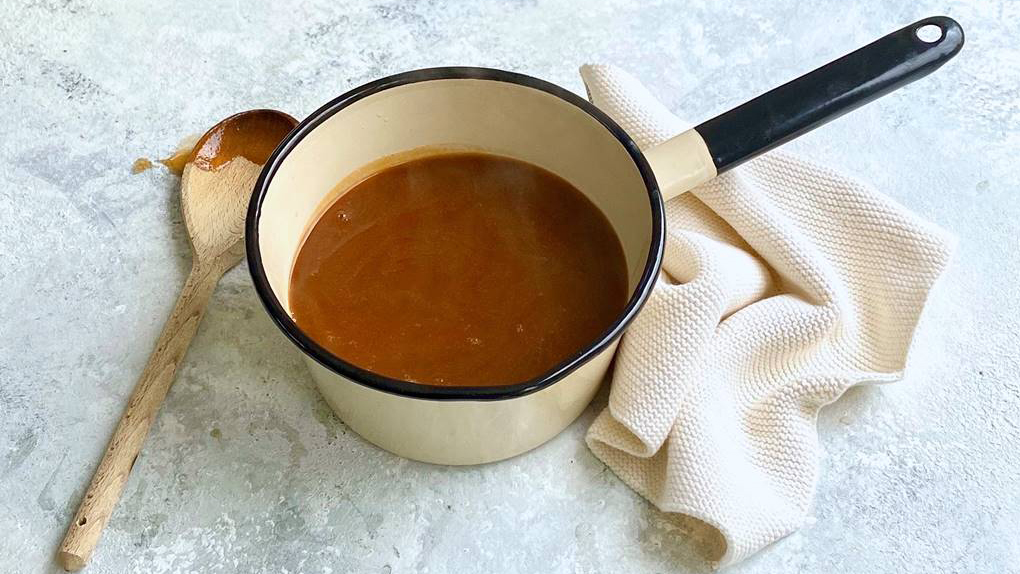 https://food-images.files.bbci.co.uk/food/recipes/easy_gravy_09203_16x9.jpg