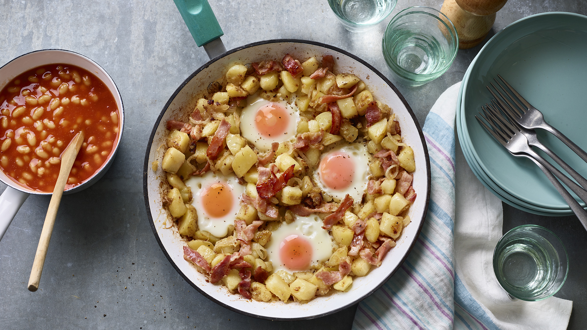 https://food-images.files.bbci.co.uk/food/recipes/egg_and_bacon_hash_85605_16x9.jpg