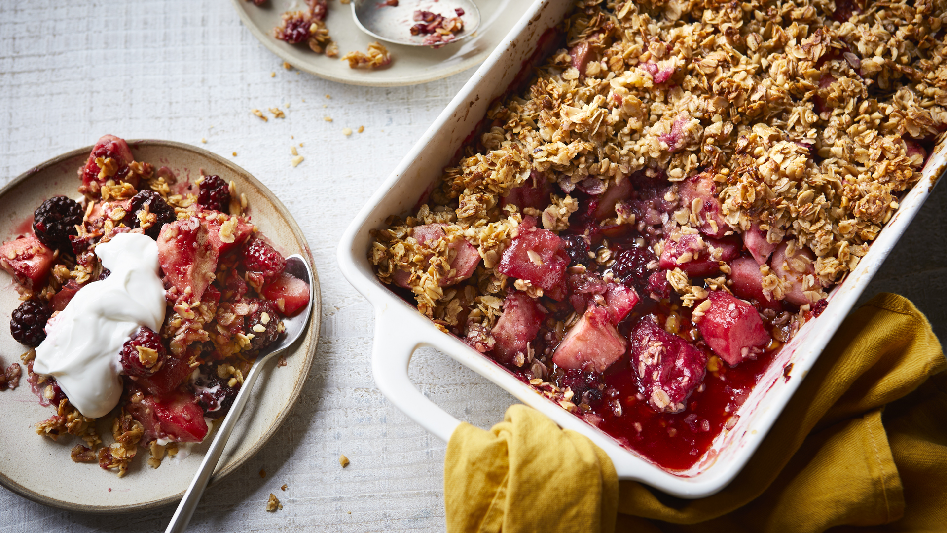 https://food-images.files.bbci.co.uk/food/recipes/healthy_apple_crumble_30931_16x9.jpg