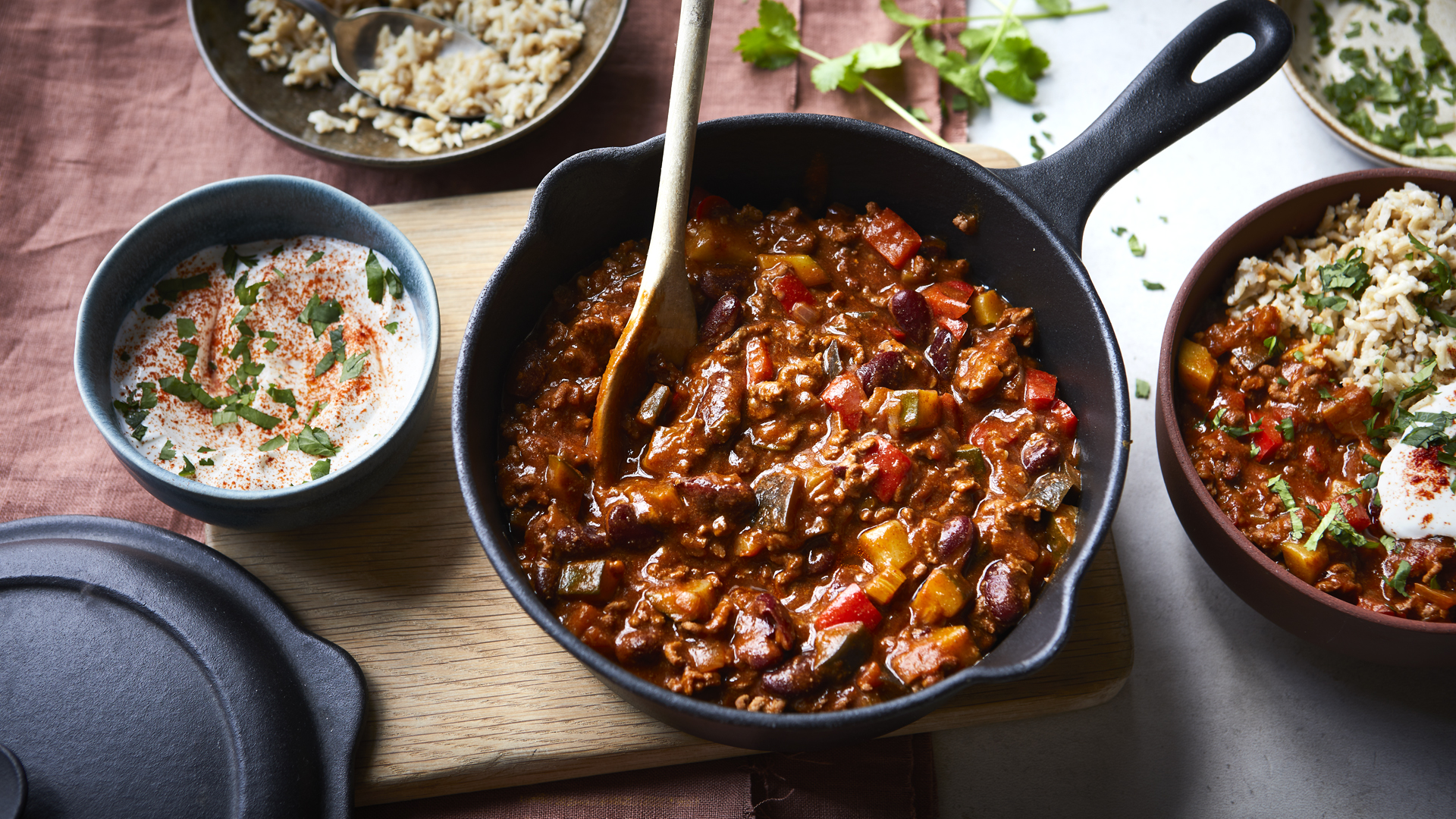 https://food-images.files.bbci.co.uk/food/recipes/healthy_chilli_con_carne_64911_16x9.jpg