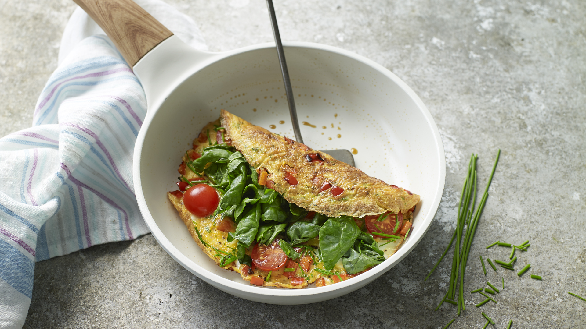 https://food-images.files.bbci.co.uk/food/recipes/healthy_omelette_64122_16x9.jpg