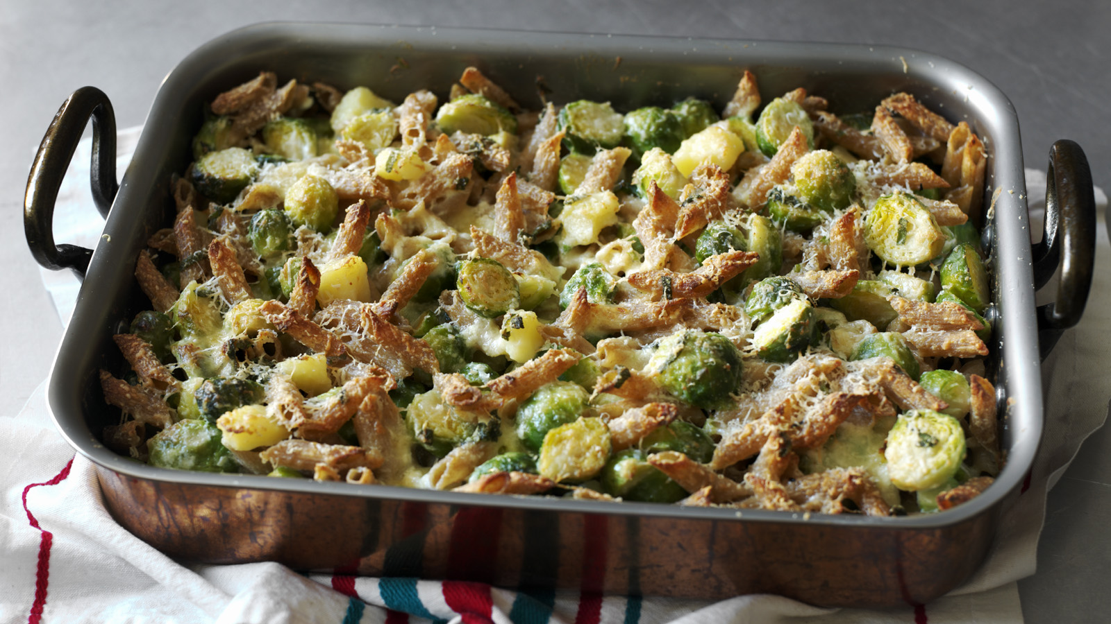 Hearty wholewheat pasta with Brussels sprouts, cheese and potato-image