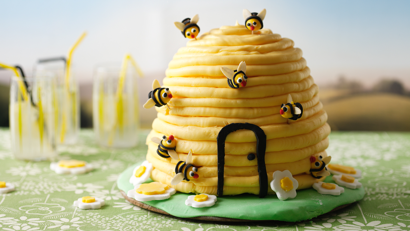 Made a bee cake for a friend's baby's 1st bday! : r/Baking