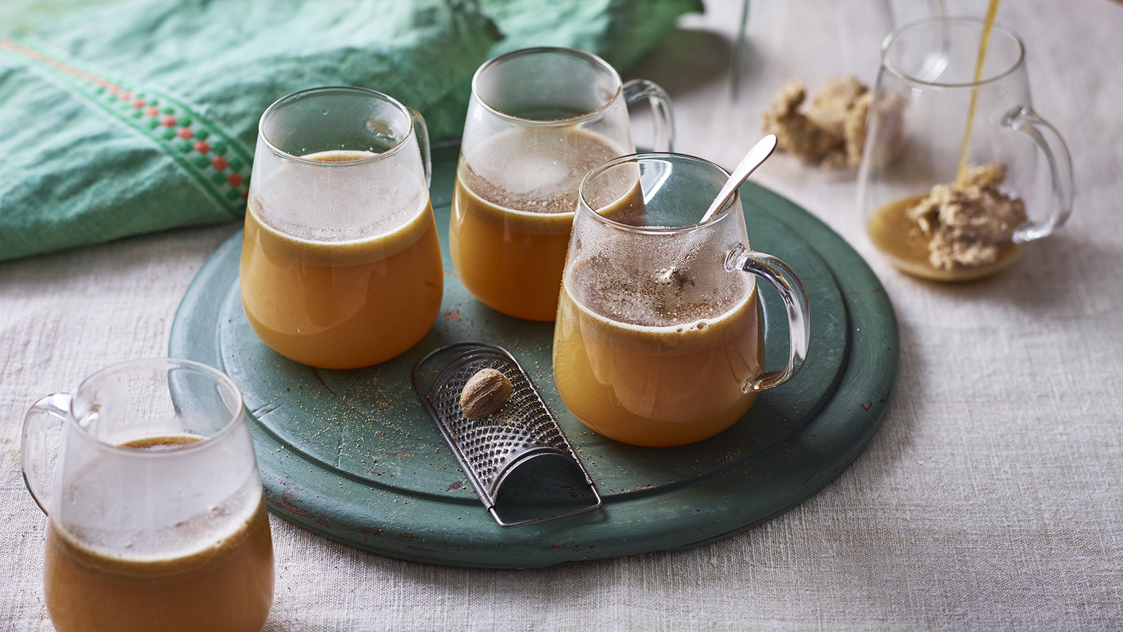 https://food-images.files.bbci.co.uk/food/recipes/hot_buttered_apple_juice_84111_16x9.jpg