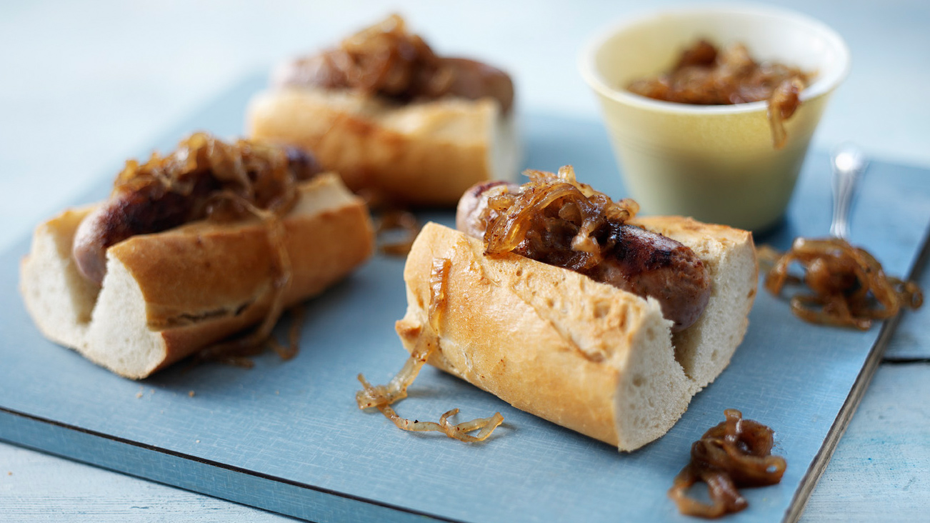 Barbecued sausages with beer-mustard onions-image