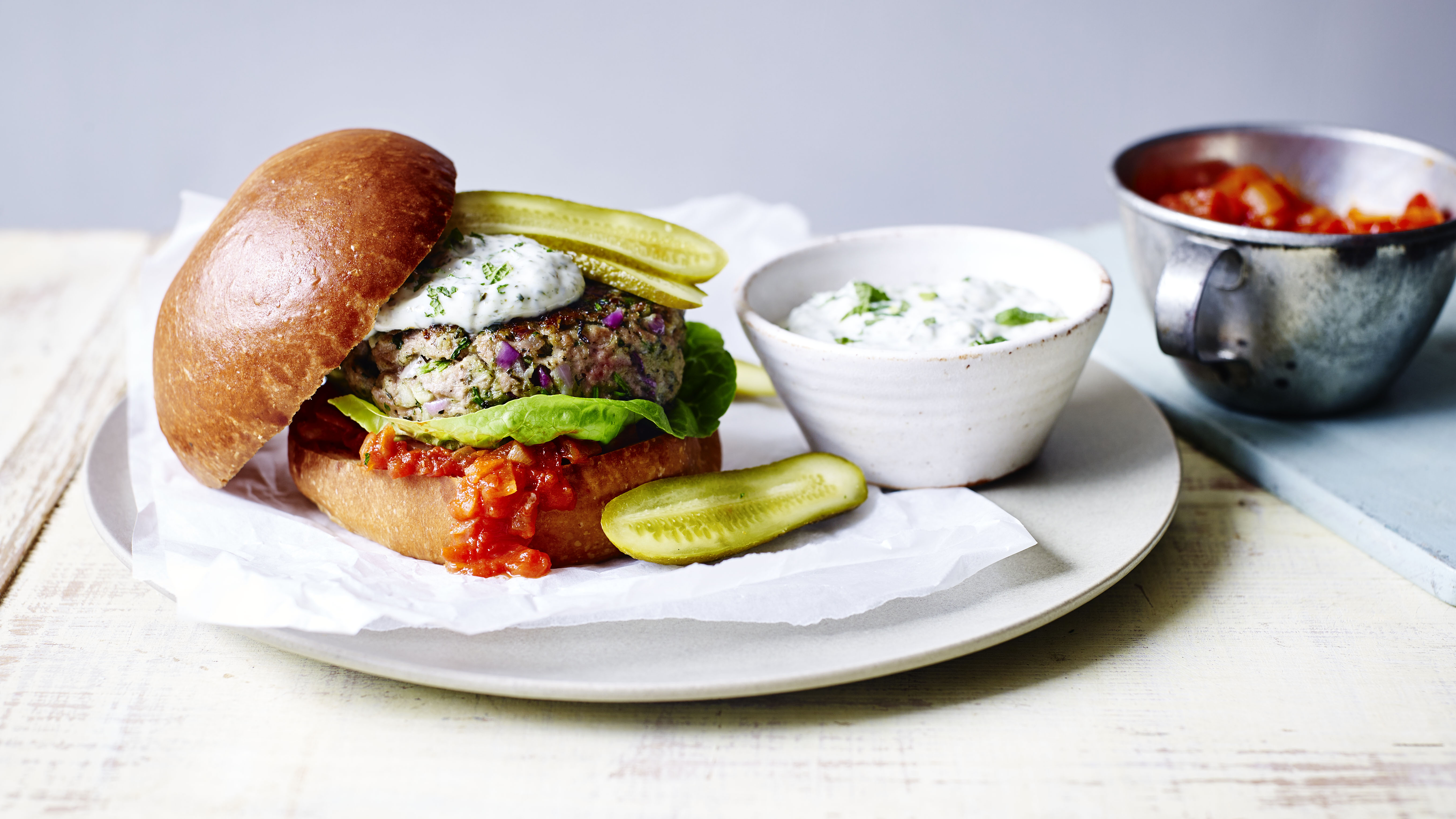 recurso Interior rebanada Lamb burgers with mint mayo and tomato relish recipe - BBC Food