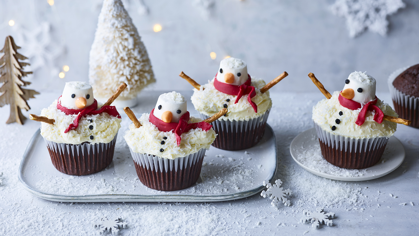 https://food-images.files.bbci.co.uk/food/recipes/melting_snowman_cupcakes_77135_16x9.jpg