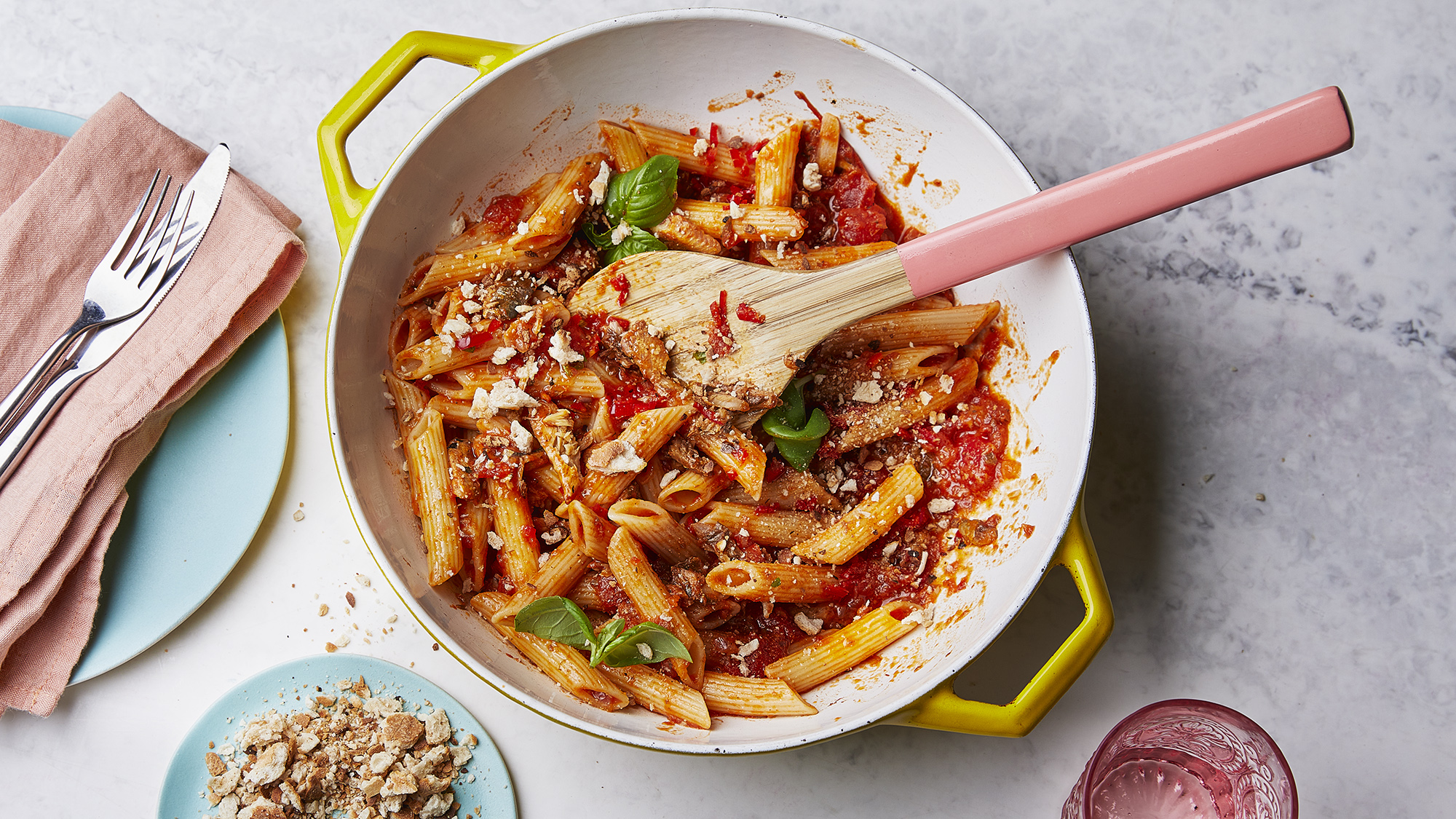 https://food-images.files.bbci.co.uk/food/recipes/pasta_with_spicy_sardine_68490_16x9.jpg
