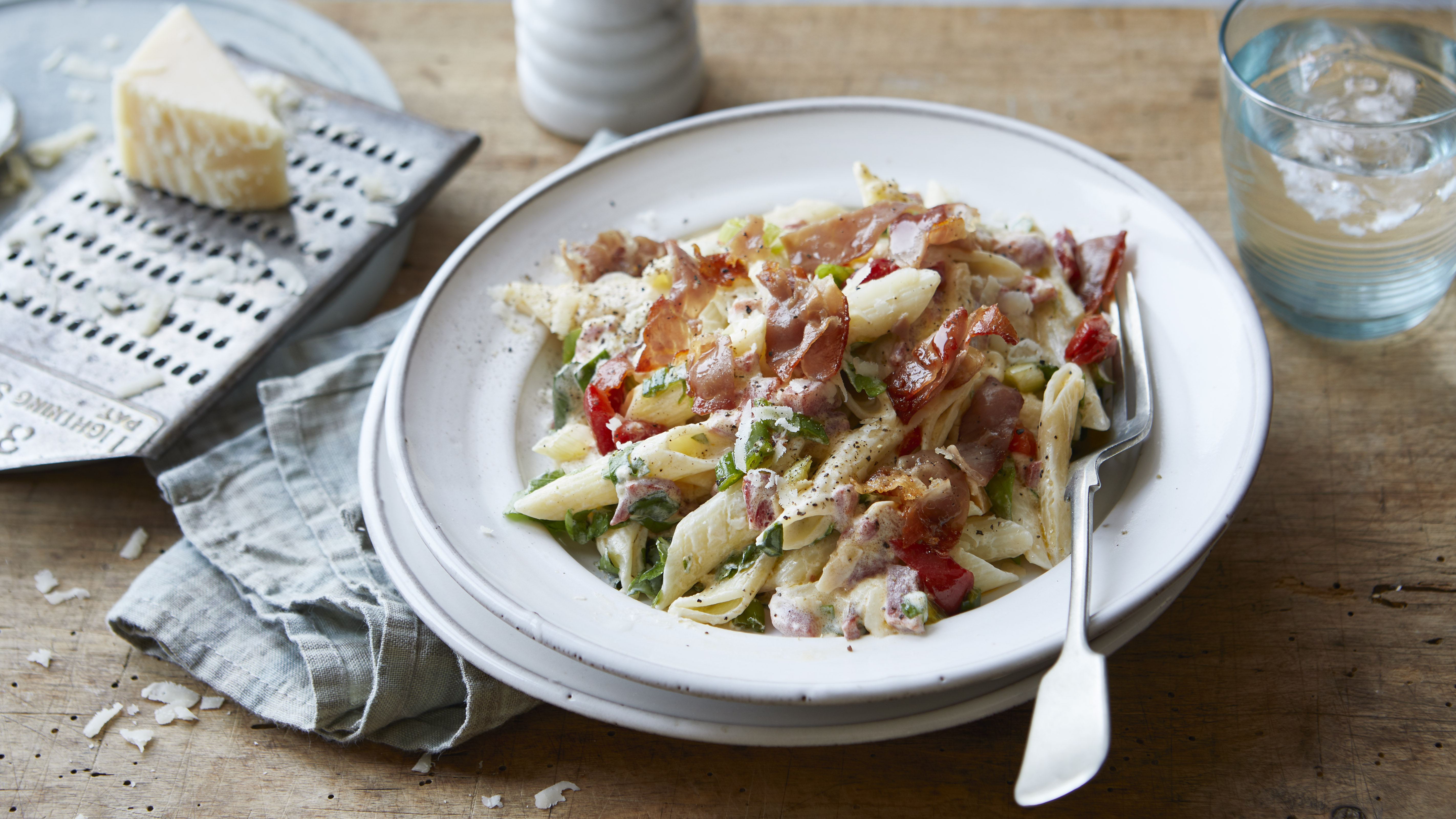 Premium Photo  Penne rigate pasta with pasta with ham and pepper