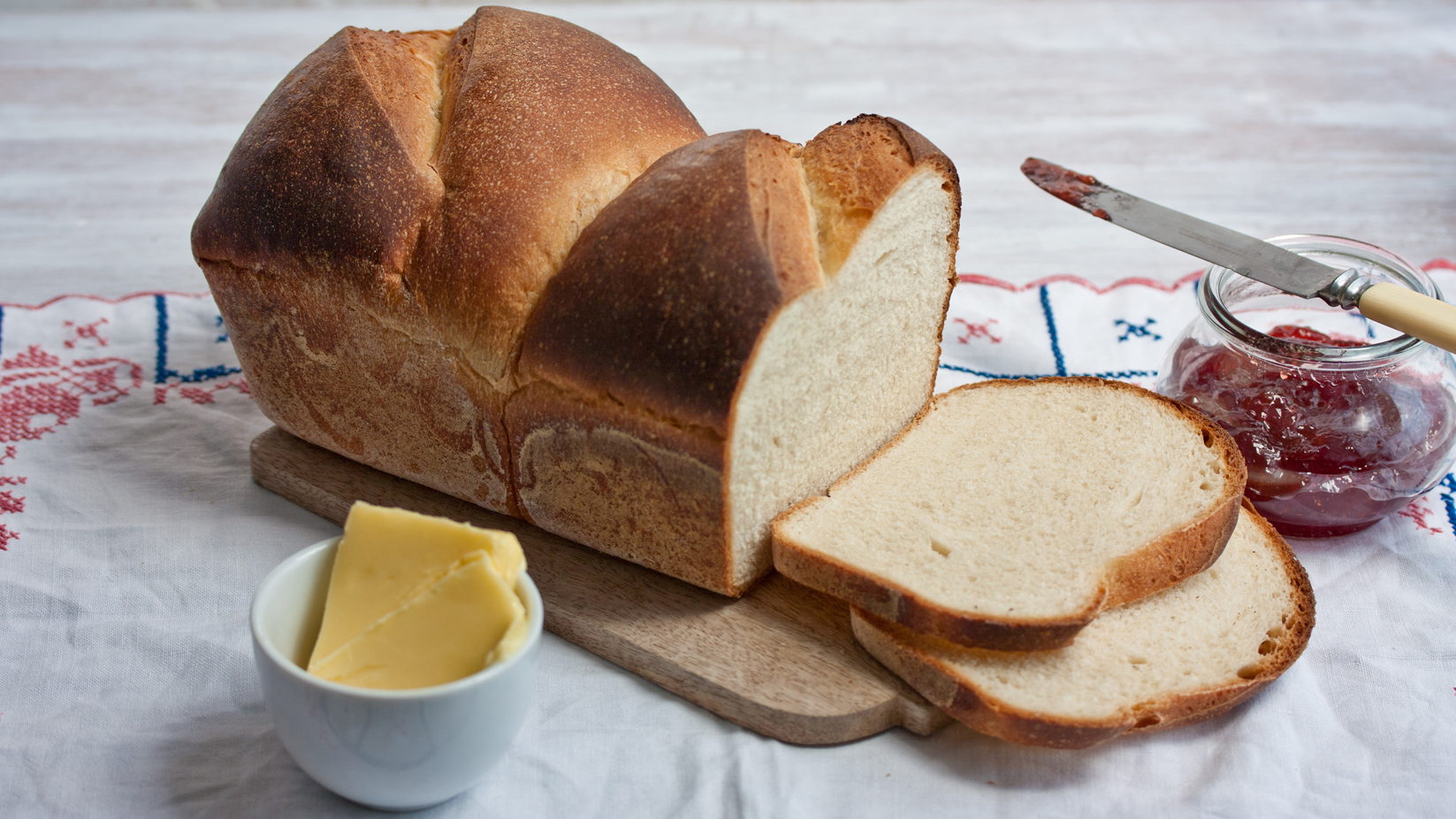 Белый хлеб с молоком рецепт. Хлеб для бутербродов. Бутерброды с белым хлебом. Бельгия хлеб. Белый хлеб для сэндвичей.