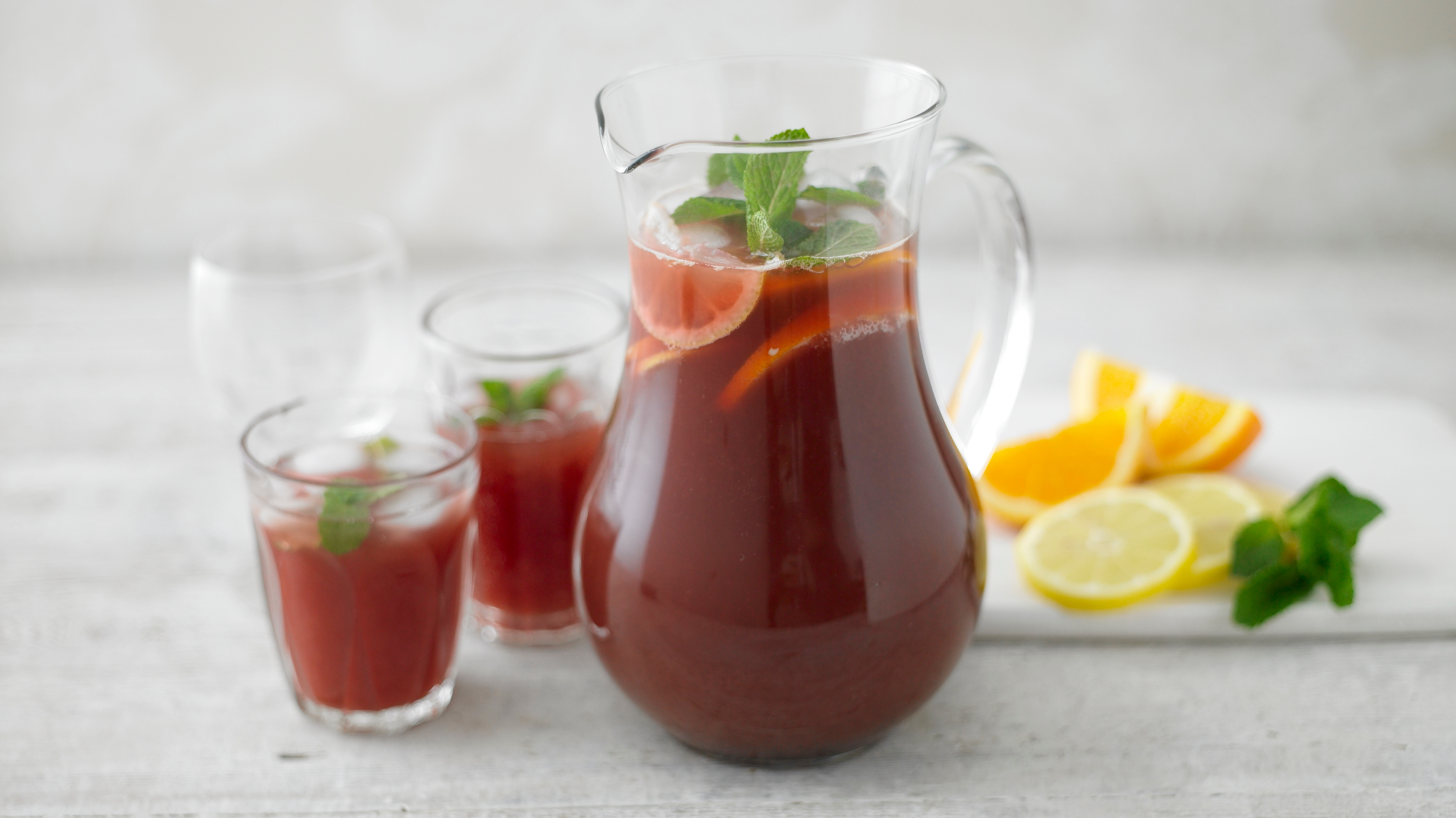 https://food-images.files.bbci.co.uk/food/recipes/sangria_93847_16x9.jpg