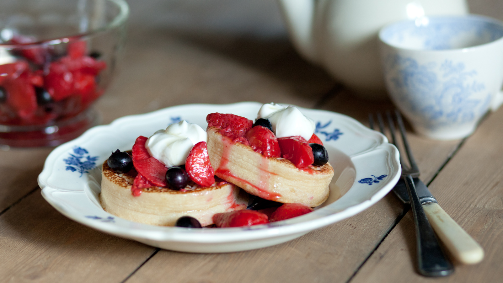 Toasted crumpets and warm spiced berries with yoghurt and honey-image