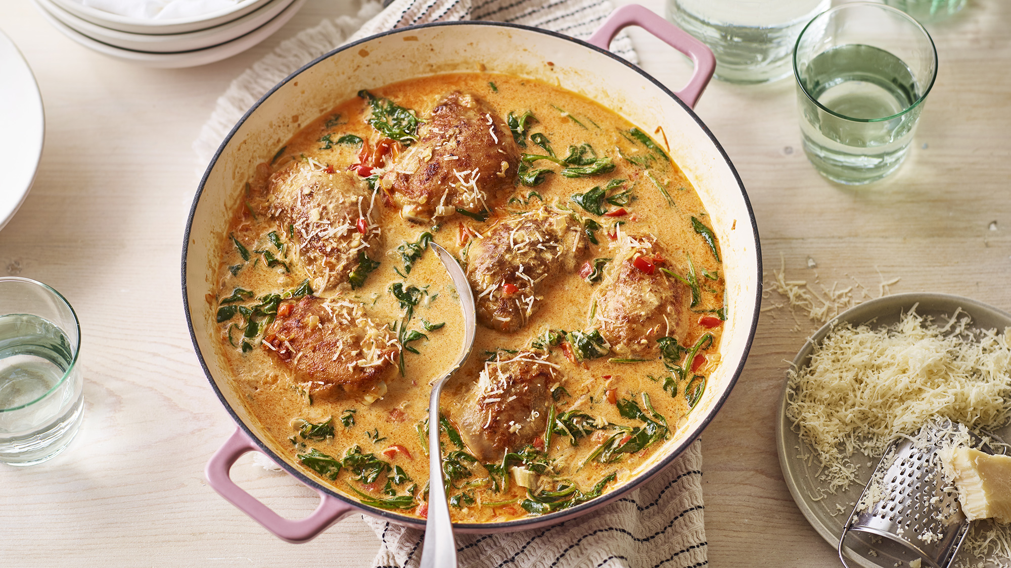 https://food-images.files.bbci.co.uk/food/recipes/tuscan_chicken_85727_16x9.jpg