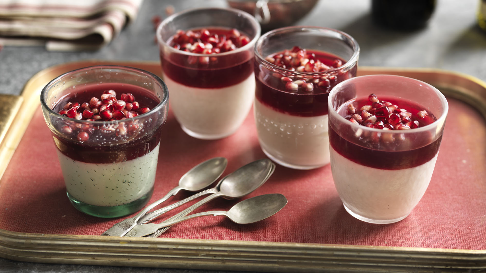 Fraude oppervlakte nemen Vanilla and yoghurt panna cotta with pomegranate jelly recipe - BBC Food